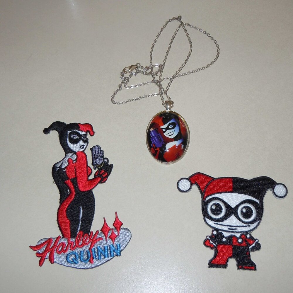 2 HARLEY QUINN FULLY EMBOIDERED NEW PATCHES & NECKLACE DC COMICS